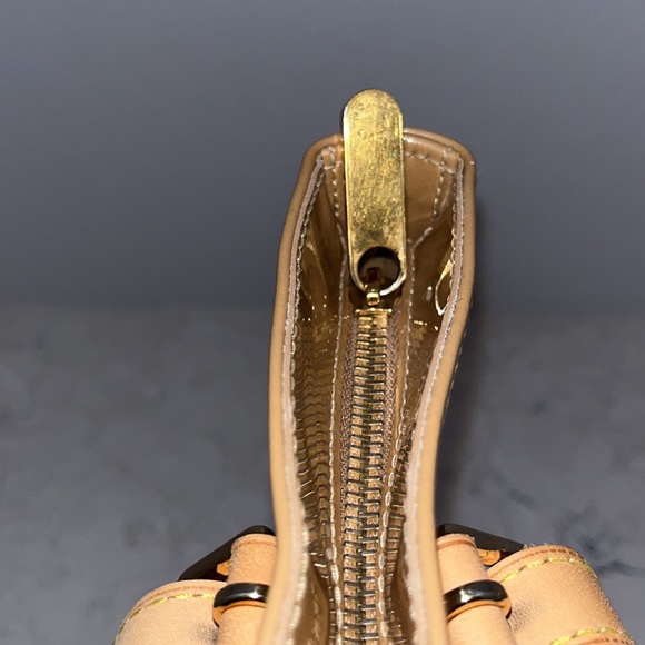 Louis Vuitton Brentwood Noisette patent leather tote bag in good condition. - Picture 9 of 12